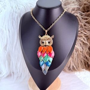 Beautiful vintage, aged goldtone, enamel feathered, owl pendant necklace